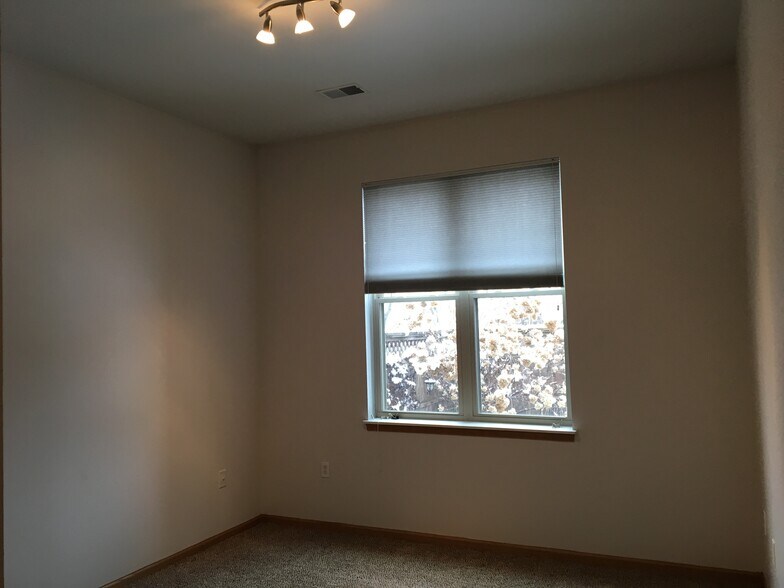 Building Photo - 5440 Willow Rd