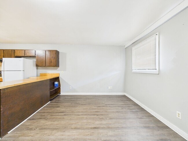 Building Photo - 321 Bellot St