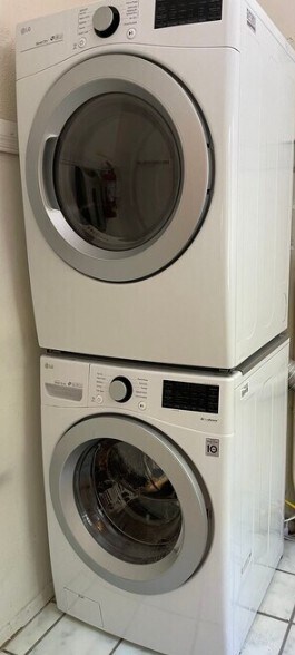Front loading washer/dryer - 6331 Lindenhurst Ave