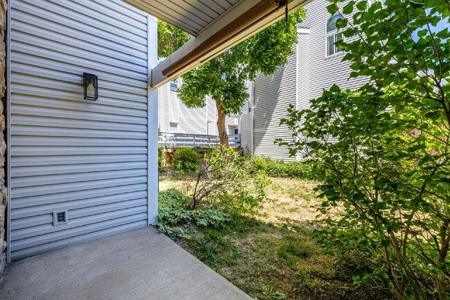 Building Photo - Updated and Stylish 1BDR/1BTH in the Eleve...