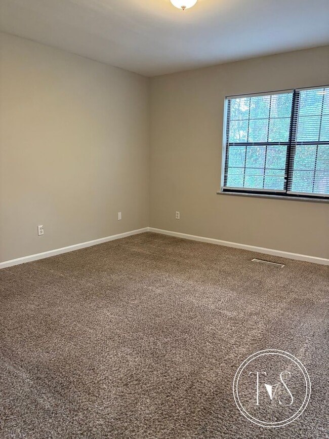 Building Photo - RATE DROP ALERT (was $1400/month) and SUMM...