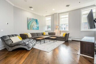 Building Photo - 564 Gregory Ave