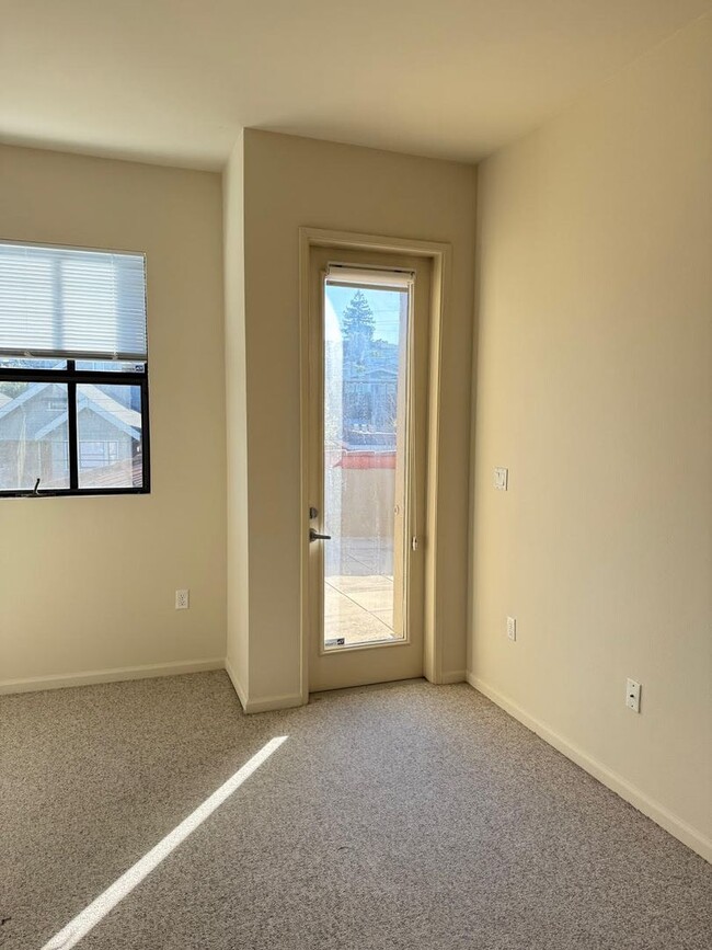 Building Photo - Stylish Rockridge Condo – Prime Location, ...