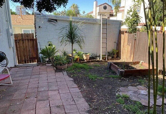 Building Photo - Charming 2 Bed, 1 Bath Home with Modern Up...