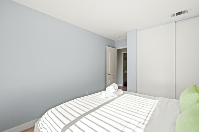 Building Photo - 10919 Mirador Dr