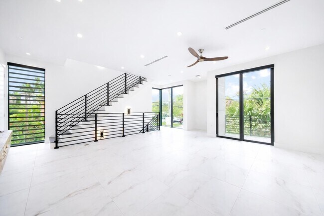 Building Photo - 1052 N Victoria Park Rd