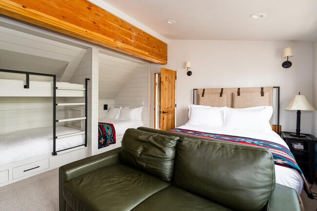 Building Photo - 7 Gambler Dr