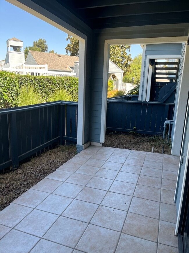 Building Photo - Spacious 2-Bedroom Condo on the First Floo...