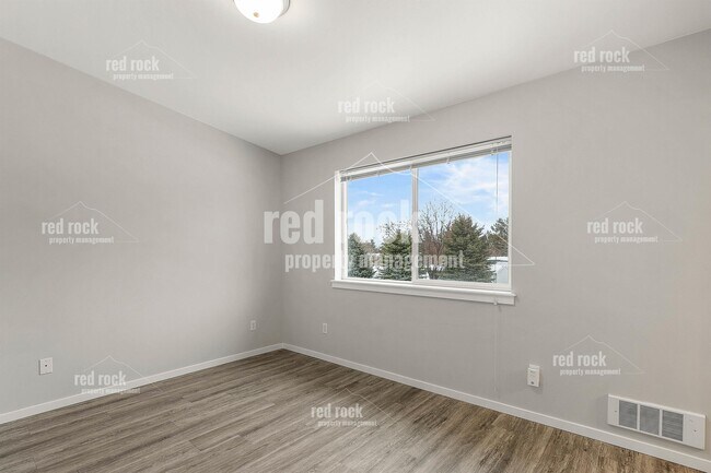 Building Photo - 1710 N Willamette Rd