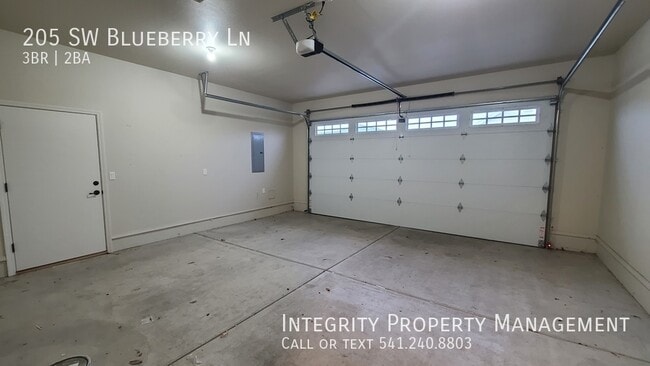 Building Photo - 205 SW Blueberry Ln