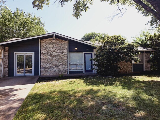 Building Photo - 2802 Loyola Ln