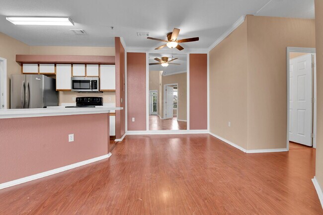 Building Photo - $2,195.00, 2 bed, 1 .5 bath located in Aur...
