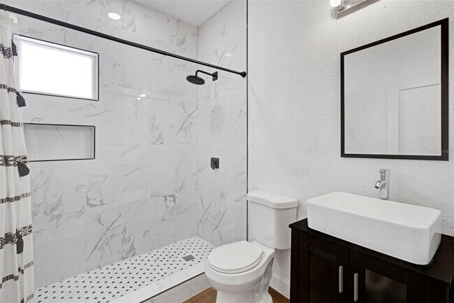 Building Photo - 1024 E Crenshaw St