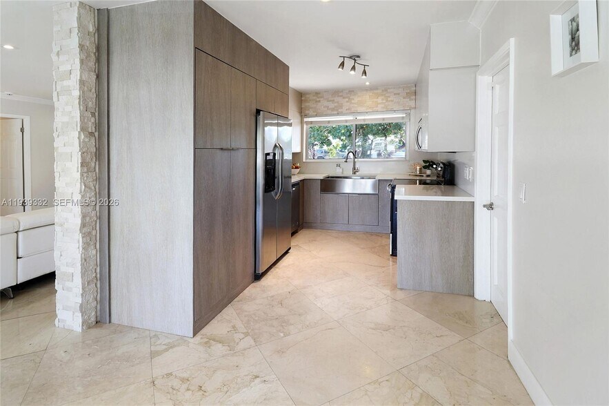 Building Photo - 2031 NE 14th Ct