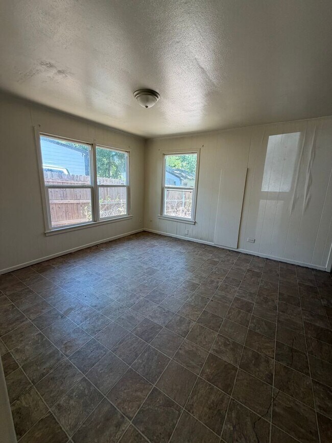 Building Photo - 3709 Beverly Dr