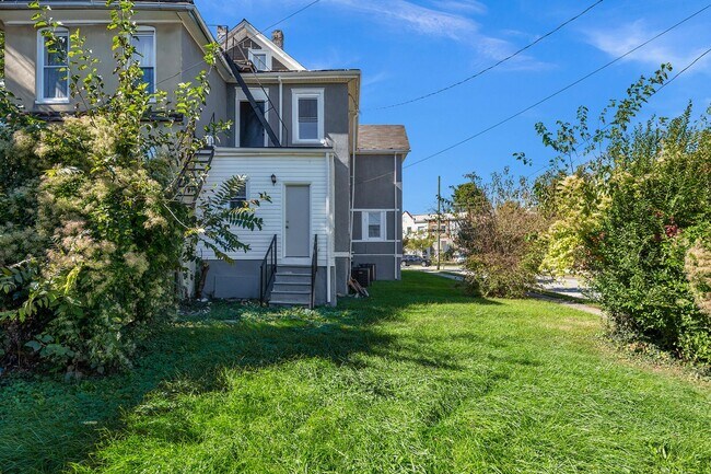 Building Photo - 3501 Oakmont Ave