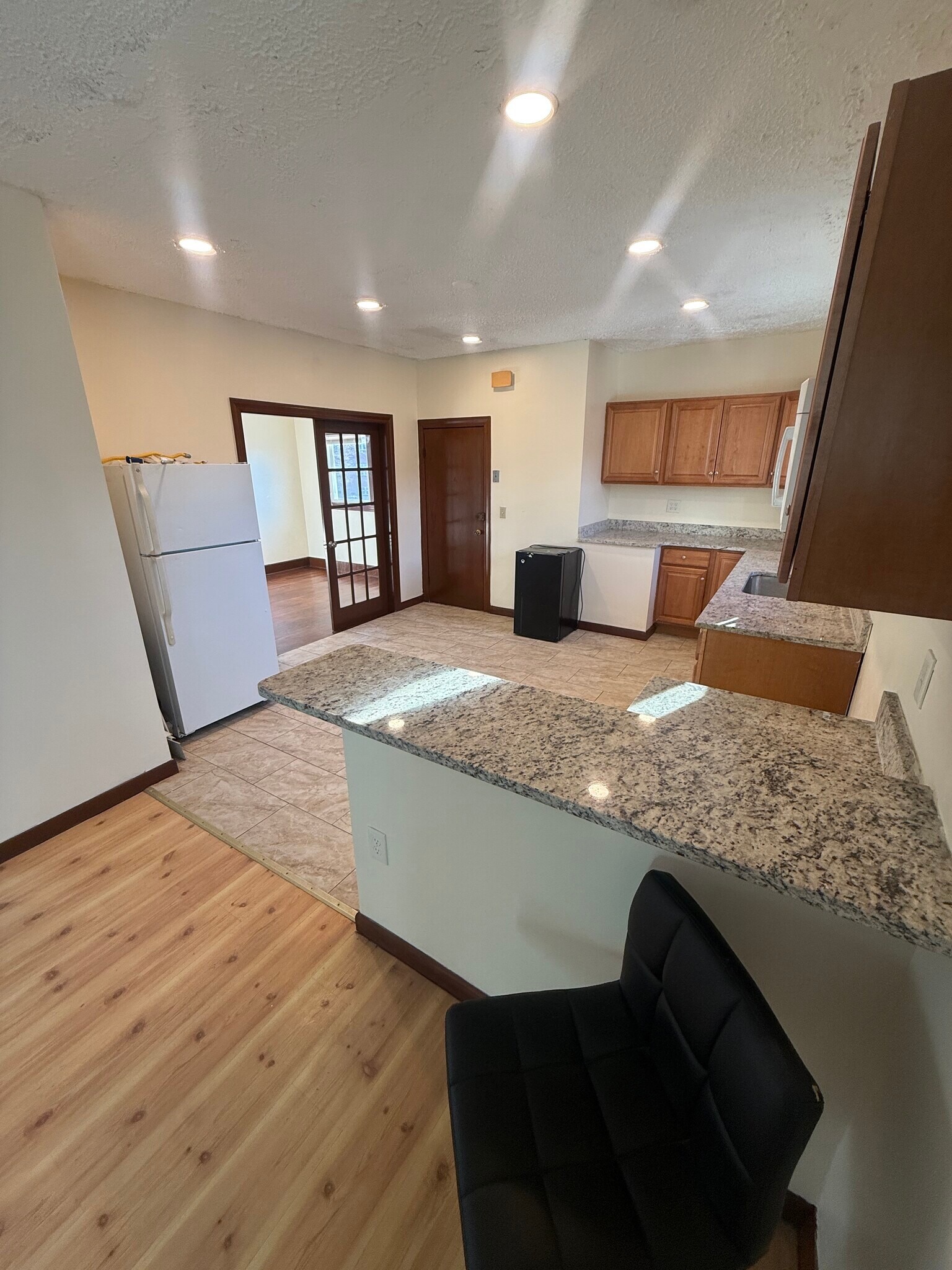 Building Photo - 569 Main St