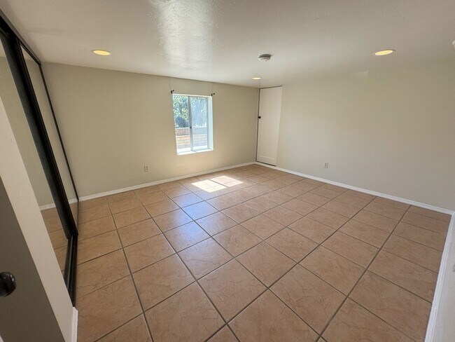 Building Photo - POINT LOMA HOME 4br-2.0 baths located on l...