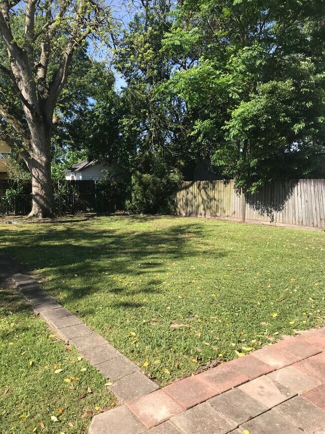 Building Photo - 2 bedroom 1 bath home for lease