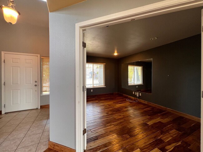 Building Photo - Large Beautiful Home off Toll Rd, South Reno