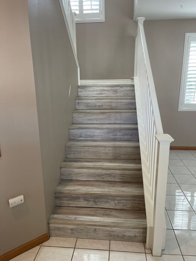Building Photo - Spacious 4 Bedroom Townhouse Style Condo i...