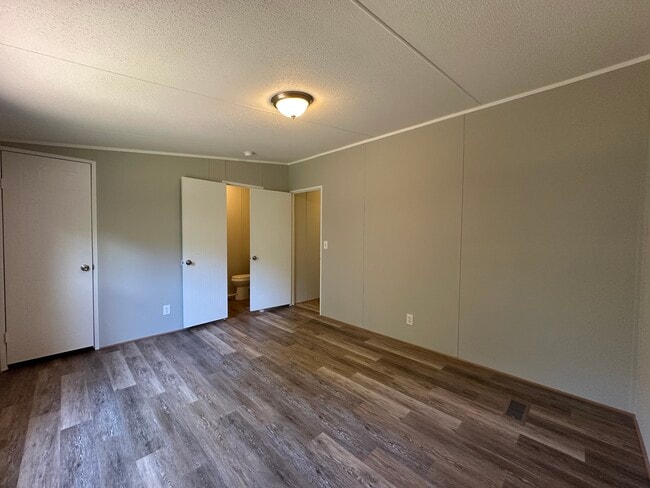 Building Photo - 319 Bridgeview Dr