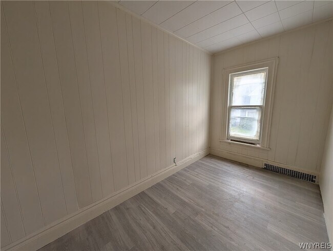 Building Photo - 616 7th St