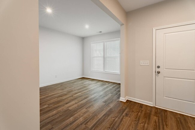 Building Photo - 421 Midland Pnes Dr