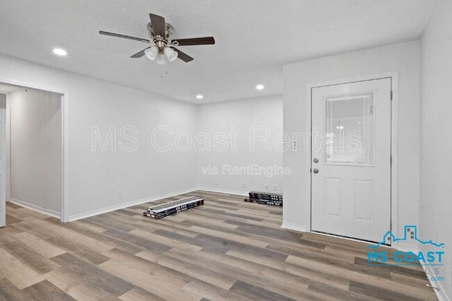 Building Photo - 340 Hiller Dr
