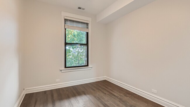 Building Photo - 4053 N Greenview Ave