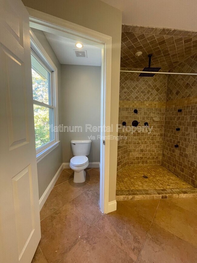 Building Photo - 1305 Smithdale Heights Dr