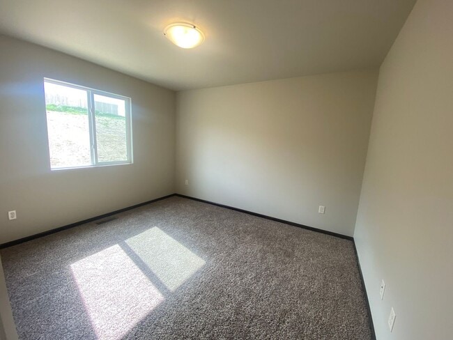Building Photo - 5 BED | 2 BATH | DOUBLE GARAGE | RAPID VALLEY