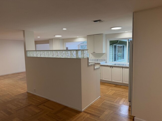 Building Photo - Beautiful 4 bedroom, 3 bathroom home in Eugene! MOVE IN SPECIAL!