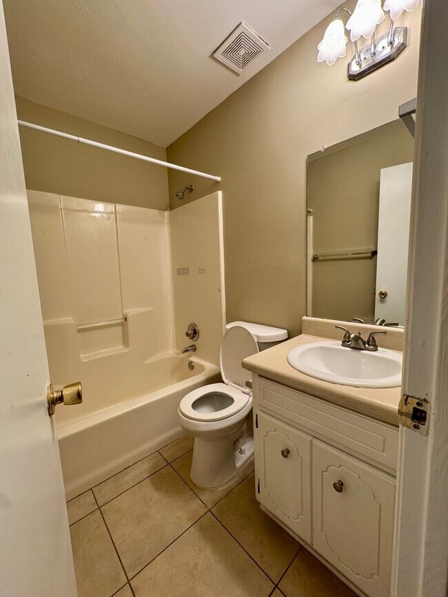 Building Photo - Charming 3 Bedroom, 2 Bath Home Available Now!