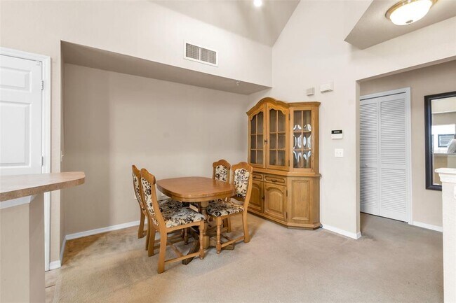 Building Photo - 5541 Rosehill Rd