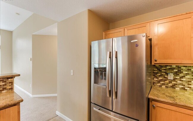 Building Photo - Bright 2BR / 2BA End-Unit Tanasbourne Condo w/ High Ceilings, Gas Fireplace, Private Balcony + At...