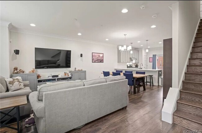 Building Photo - 3 Bedroom Townhouse with 2 Car Garage