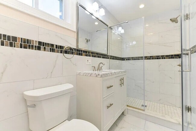 Building Photo - Modern Comfort Meets City Living – Stunnin...