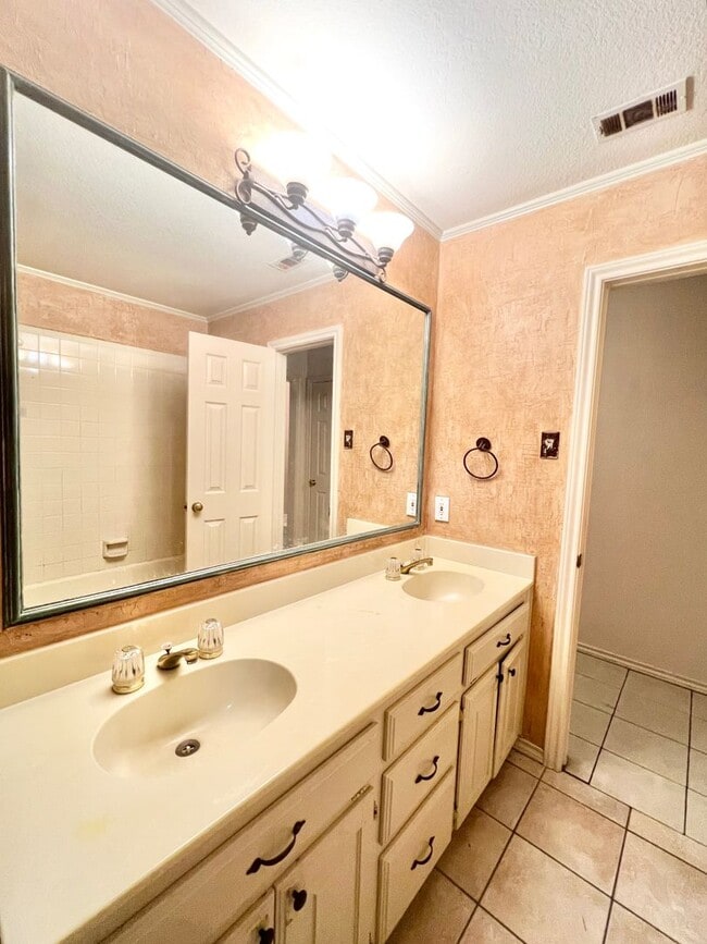 Building Photo - Beautiful Desoto Tx Home