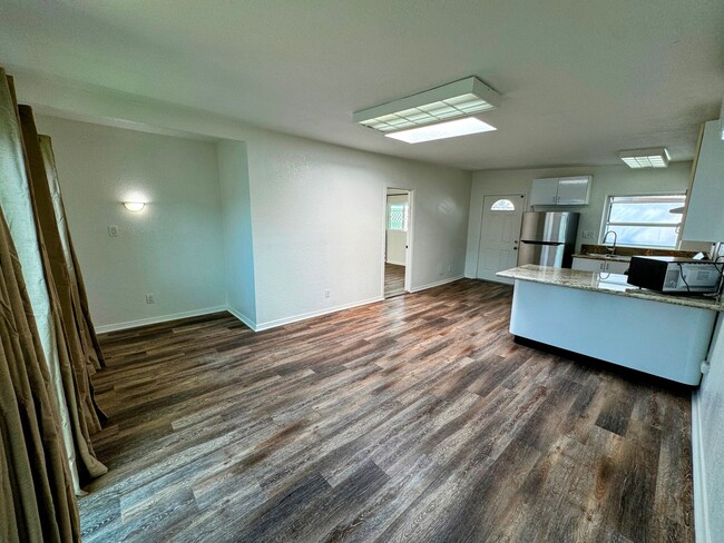 Building Photo - North Pacific Beach 1 Bedroom/1 Bathroom w...