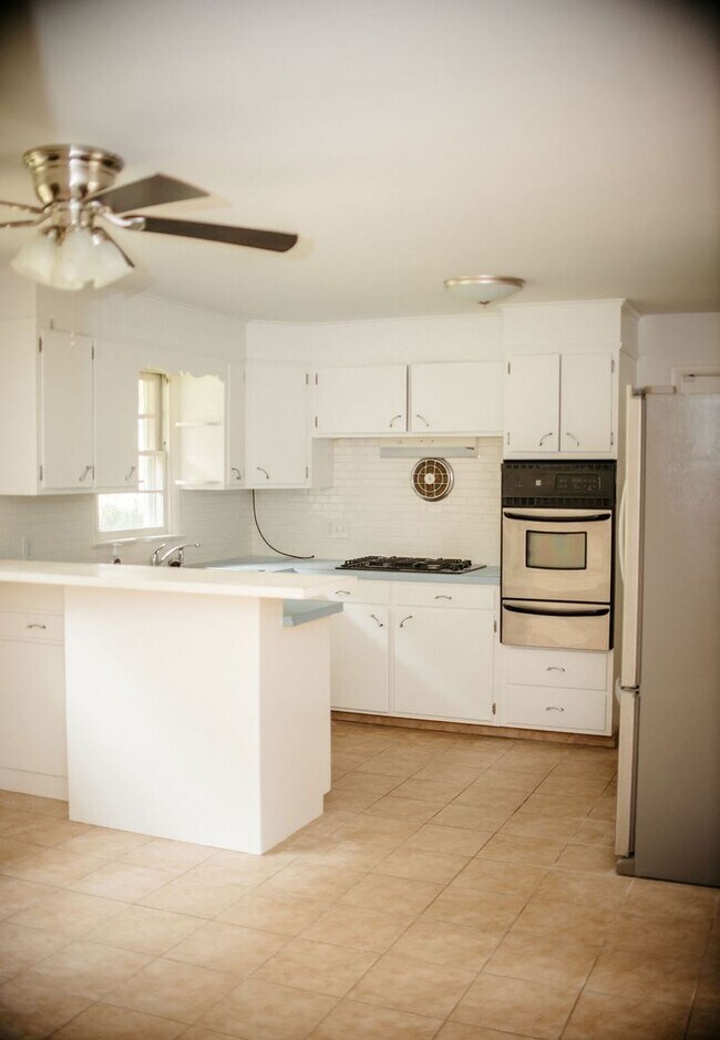 Building Photo - 425 Spring Dr