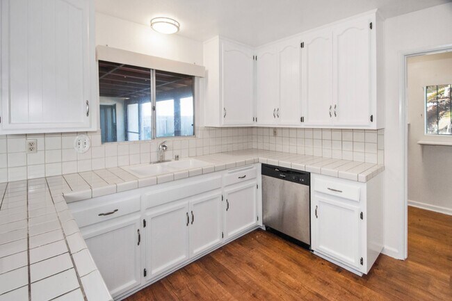 Building Photo - Available Now! Spacious 3BR, 2BA, 1,76sq.f...