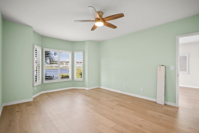 Building Photo - Stunning 2 beds 2 baths condo with lake vi...