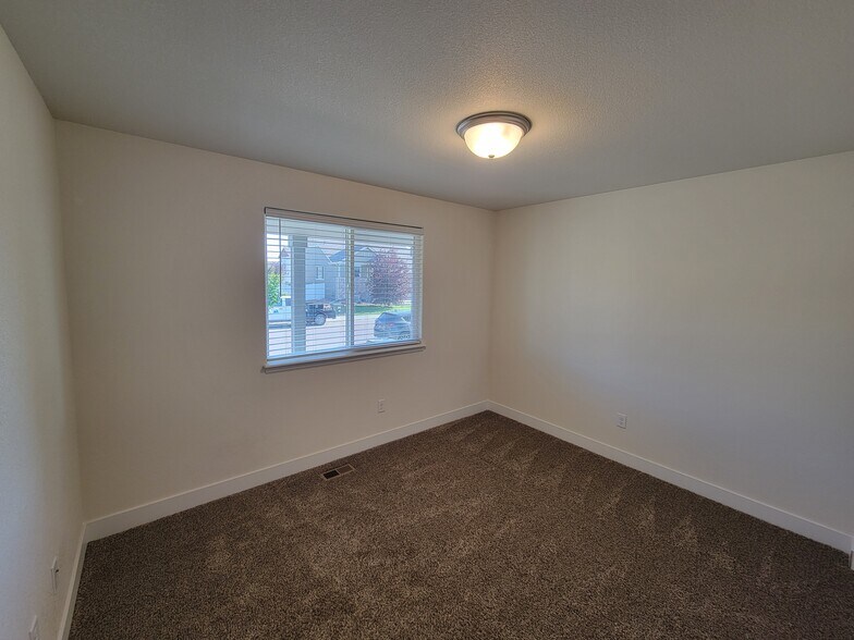 Building Photo - 1566 Driftline Dr