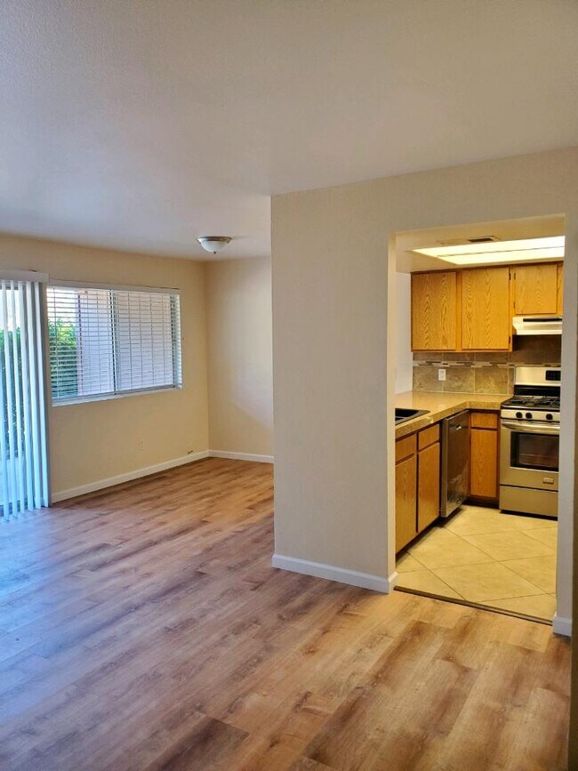 Primary Photo - 250 Sunset Dr