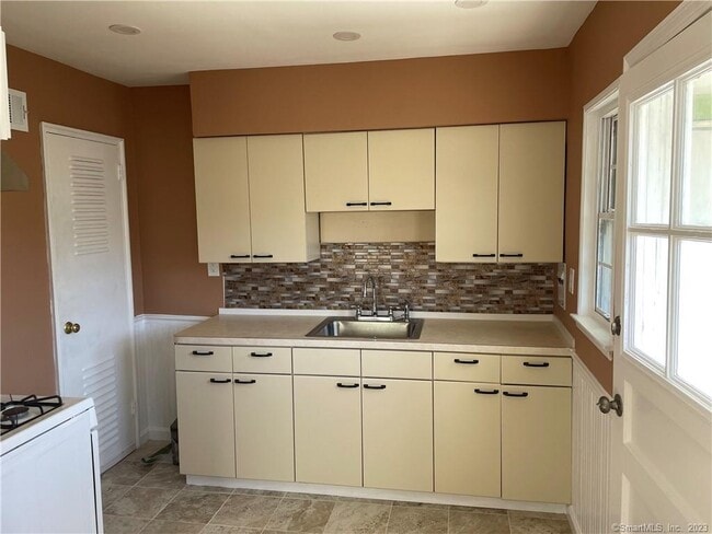 Building Photo - 213 Larkin Ct