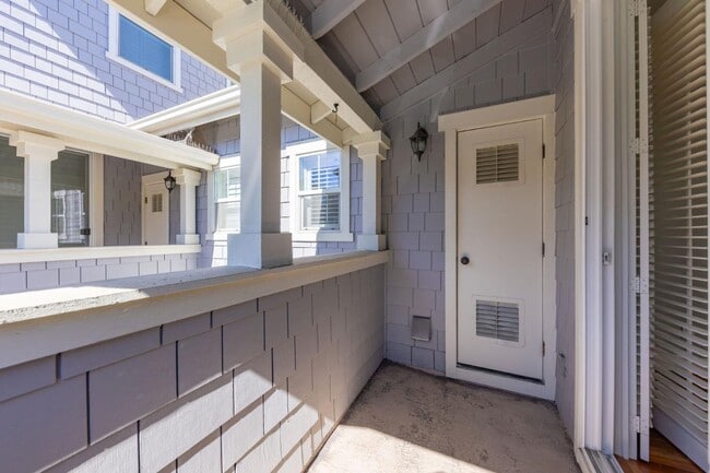 Building Photo - 200 Live Oak Way