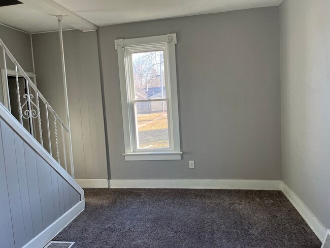 Building Photo - 3 bedroom remodeled home in Davenport near...
