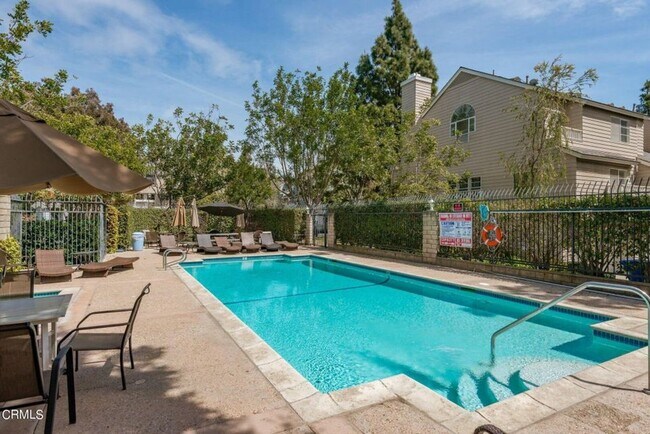 Building Photo - 2 Bedroom + 2.5 Bathroom Townhome + Loft! | Weston Cape Regatta | Ventura | Unfurnished