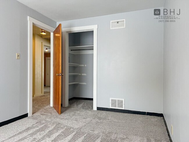 Building Photo - 6 month lease! 3 bed/ 1 bath Single Family Home on Coffeen!